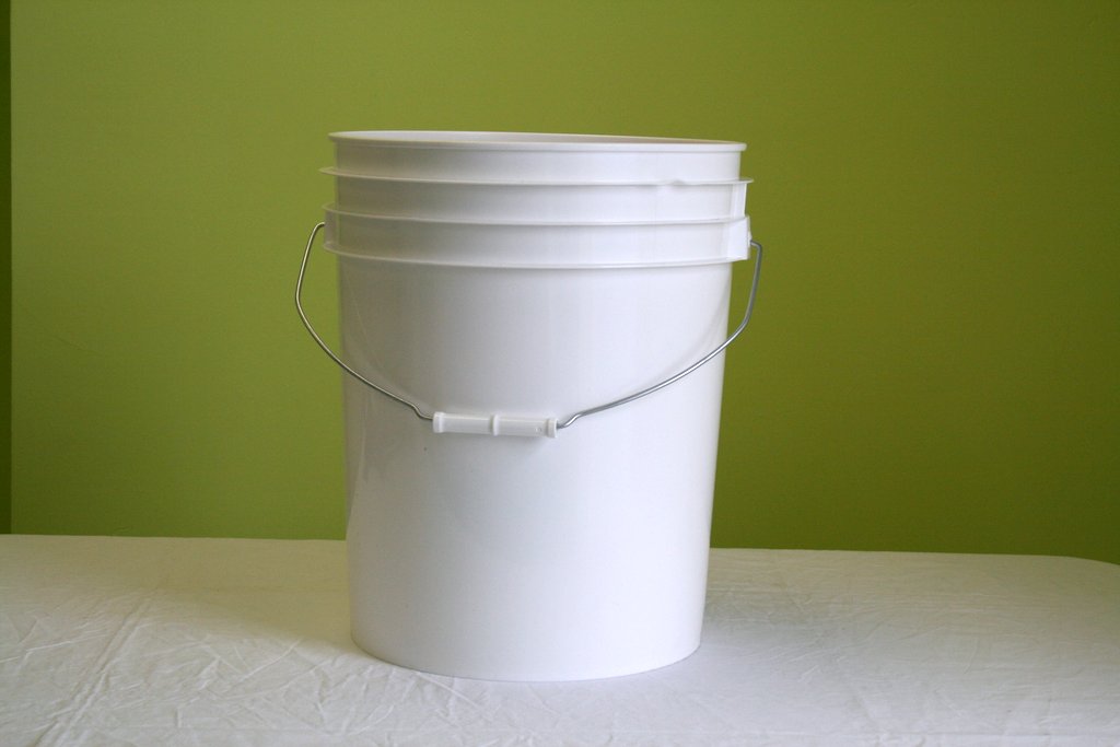 5 Gallon White Plastic Car Wash Bucket